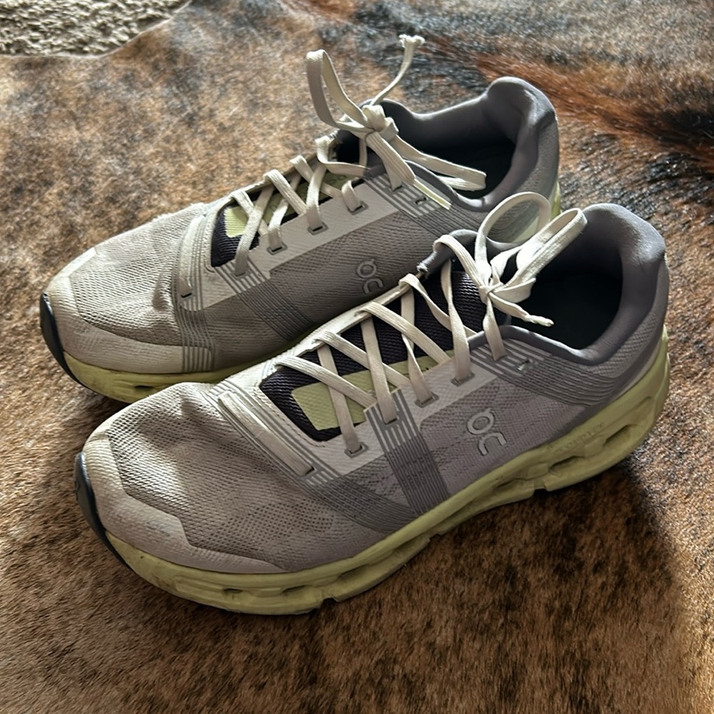 On cloud tennis shoes
